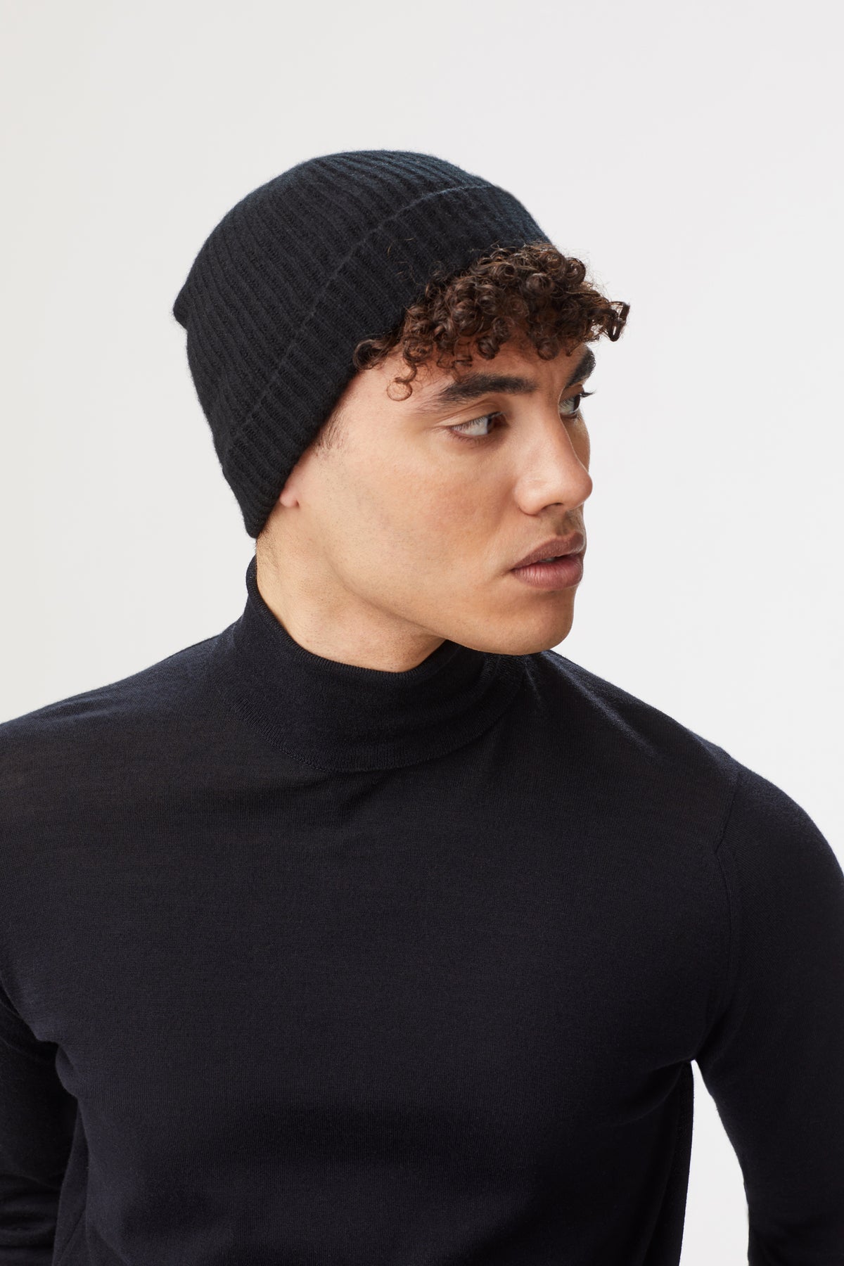BLACK CASHMERE SKI BEANIE