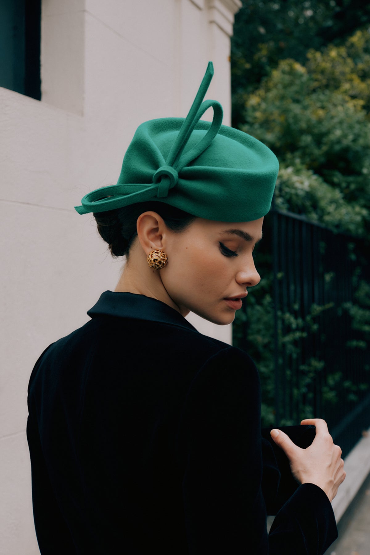 WOMEN'S GREEN VELOUR FELT COUTURE PILLBOX HAT WITH BOW DETAIL