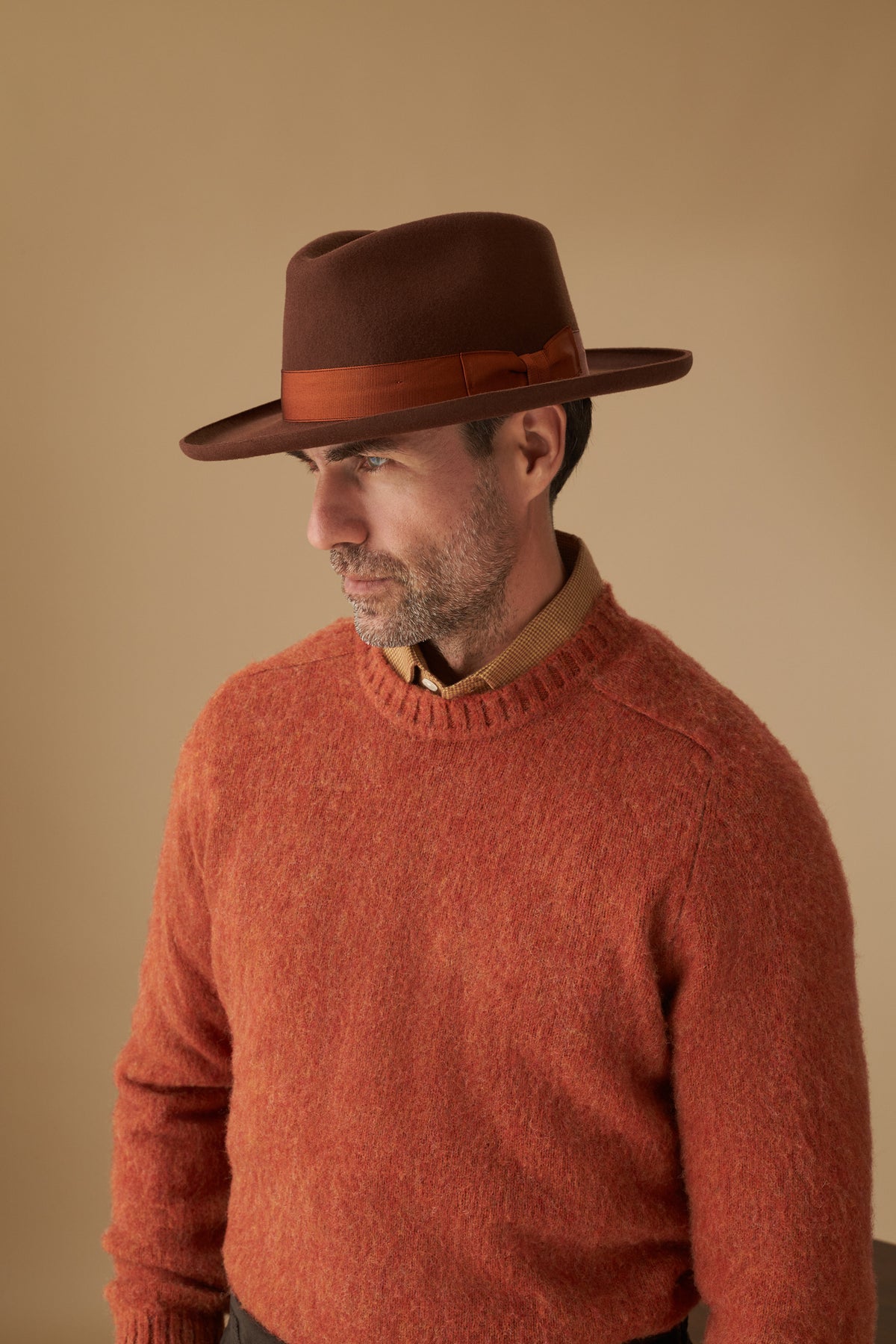 MENS RUST WOOL FEDORA HAT WITH A GROSGRAIN BURNT ORANGE BAND AND BOW AND A PENCIL BRIM