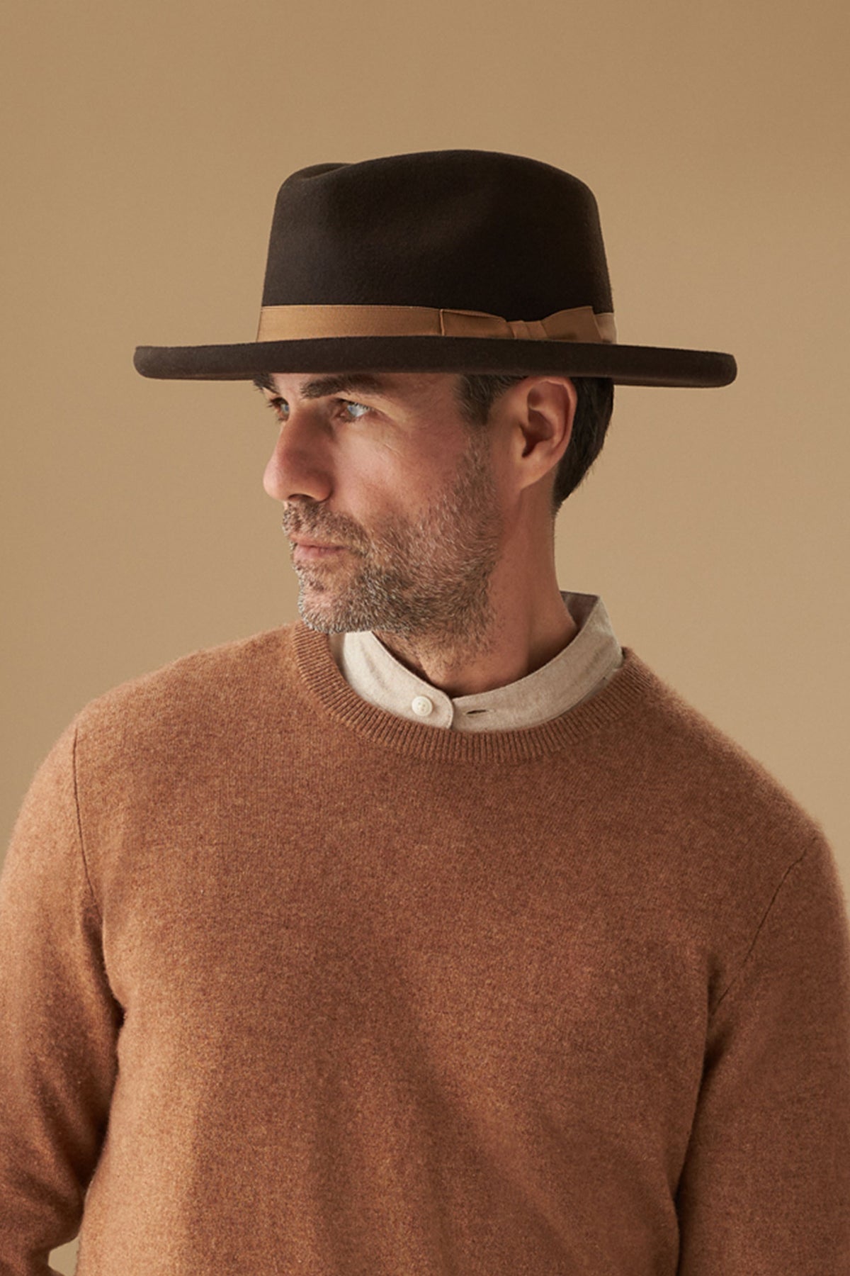MENS DARK CHOCOLATE BROWN WOOL FEDORA HAT WITH A GROSGRAIN CARAMEL BAND AND BOW AND A PENCIL BRIM