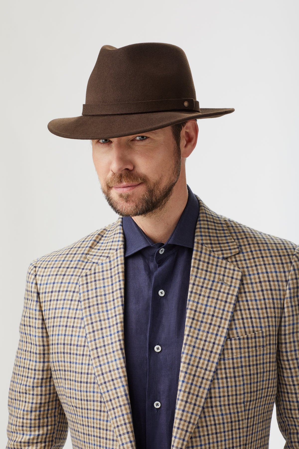 BROWN FELT ROLLABLE AND WATERPROOF DROP-BRIM TRILBY HAT WITH A FELT BAND