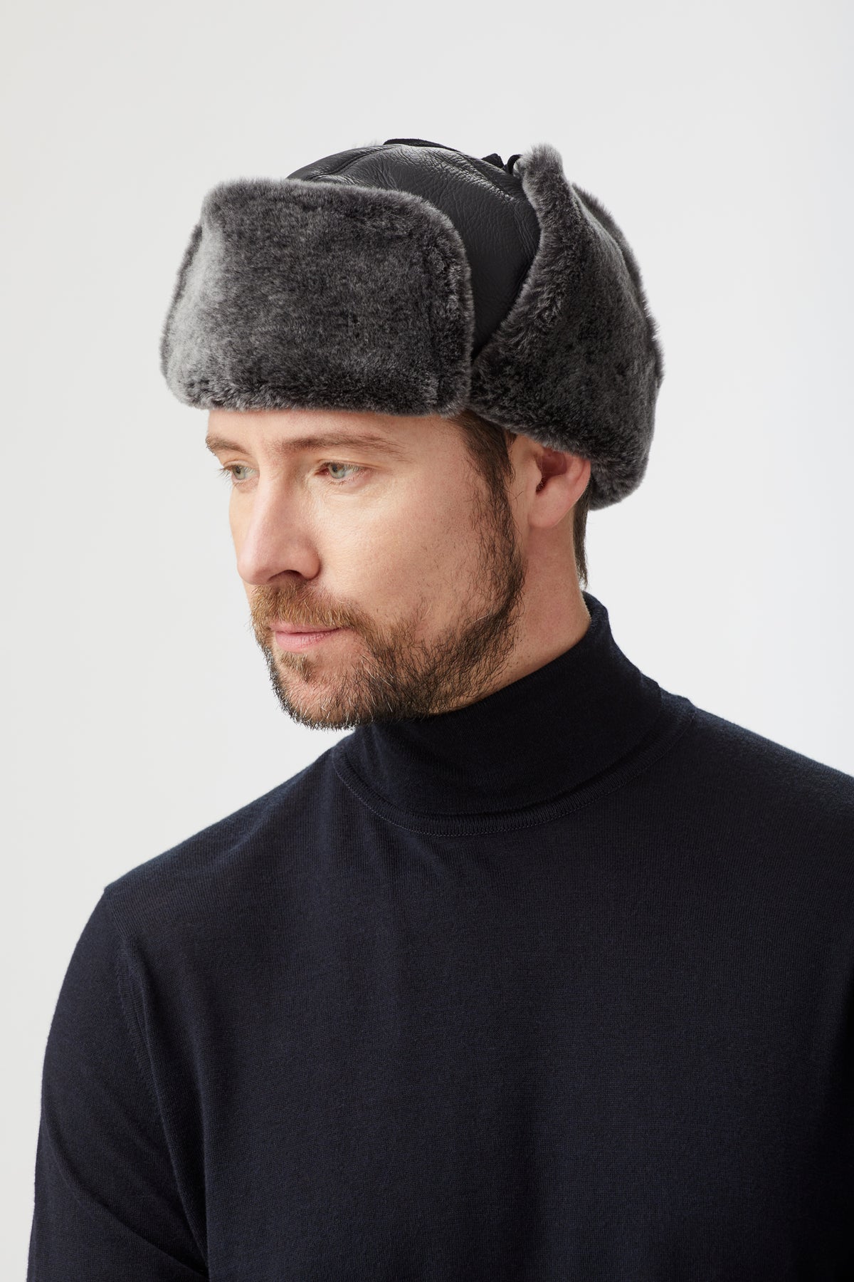 BLACK LEATHER AND SHEEPSKIN TRAPPER-STYLE HAT WITH FUR LINING AND EAR FLAPS