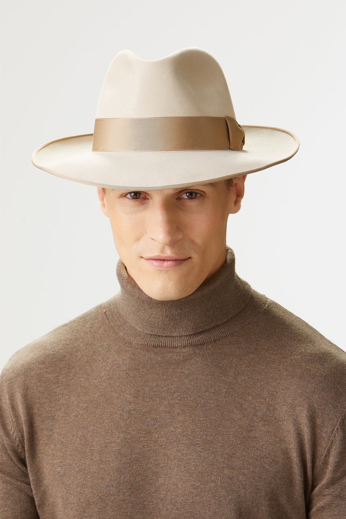 BEIGE FELT FEDORA HAT WITH A BEIGE GROSGRAIN BAND AND BOW