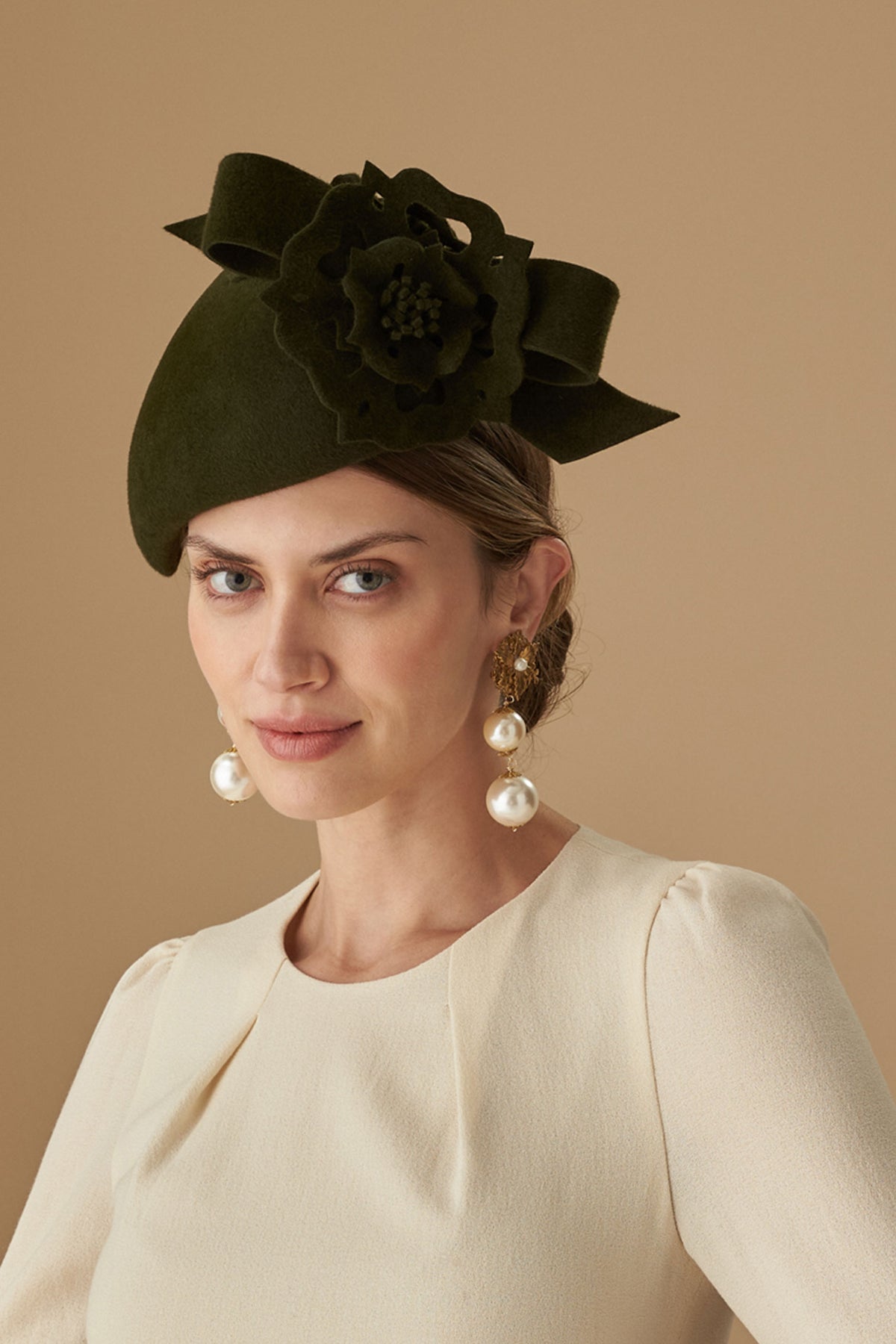 Forest Green Velour Fur Felt Percher Hat With Two Tudor Roses. - Lock & Co. Hatters London UK