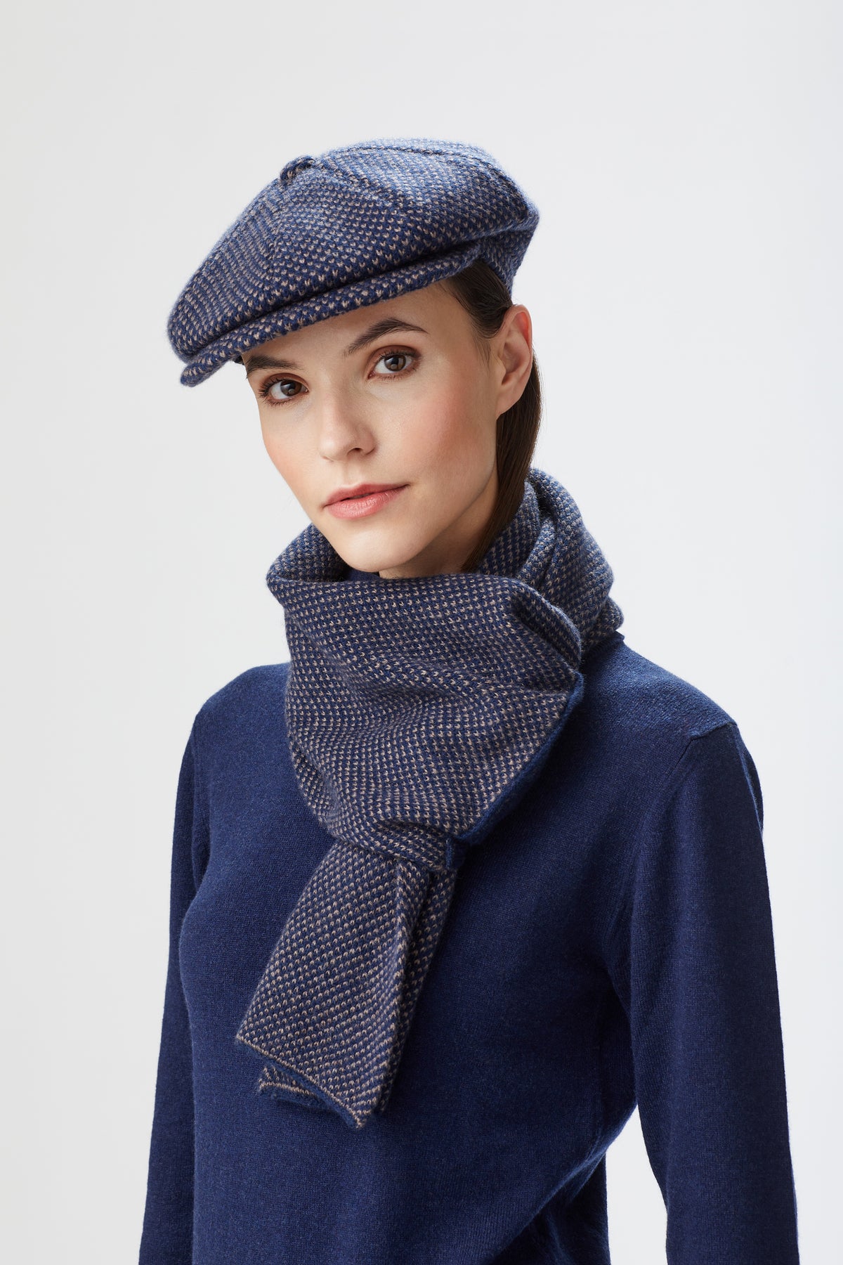 NAVY & BEIGE KNITTED CASHMERE NECK WARMER