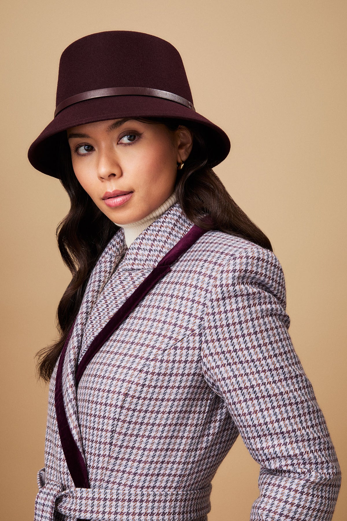 Burgundy wool bucket hat with a leather trim