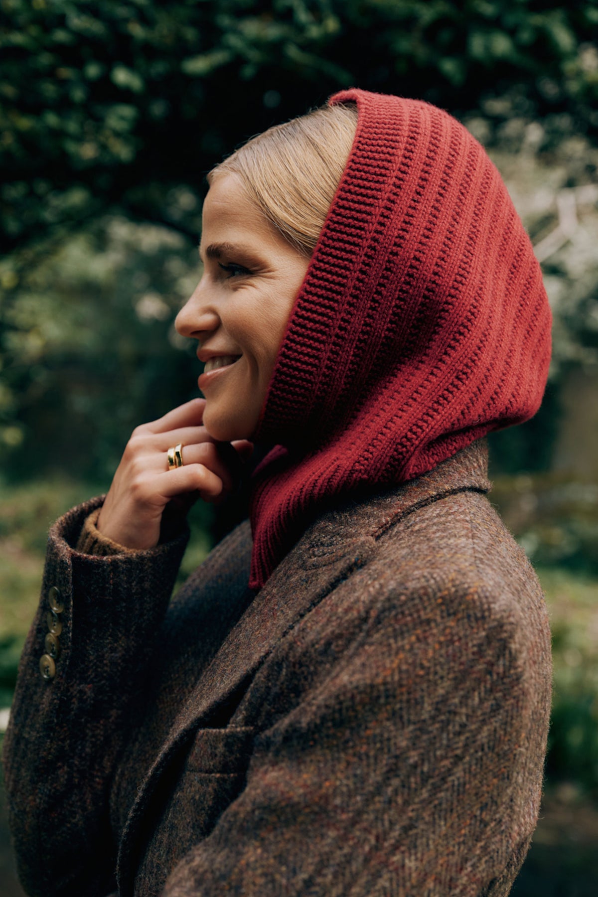 RED RIBBED CASHMERE HOOD
