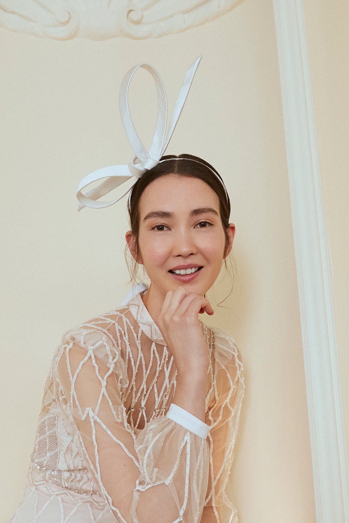 WHITE DUCHESS SATIN COVERED STRUCTURED BOW ON A SATIN-COVERED HEADBAND - Lock & Co. Hatters London UK
            