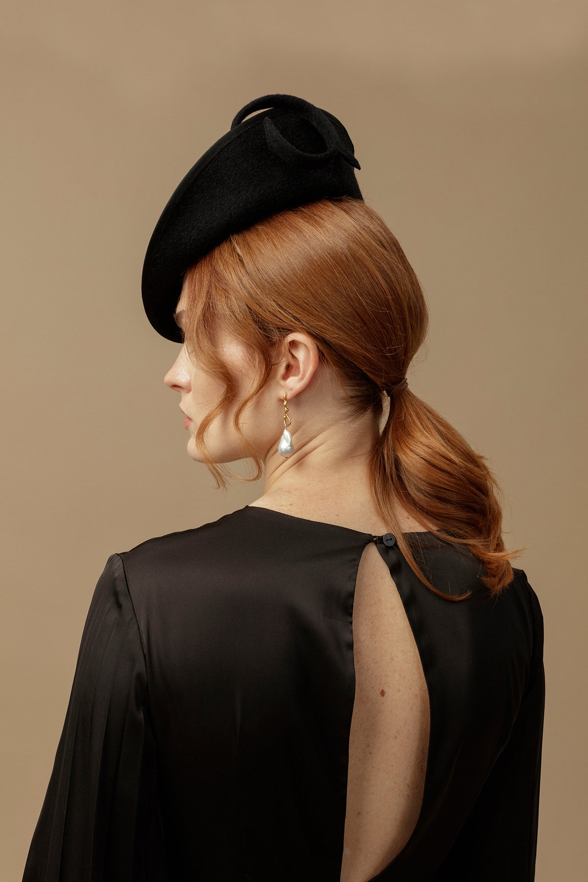 WOMEN&#39;S BLACK FELT COUTURE PERCHER HAT WITH ROSE AND VINE DETAILING - Lock & Co. Hatters London UK
            