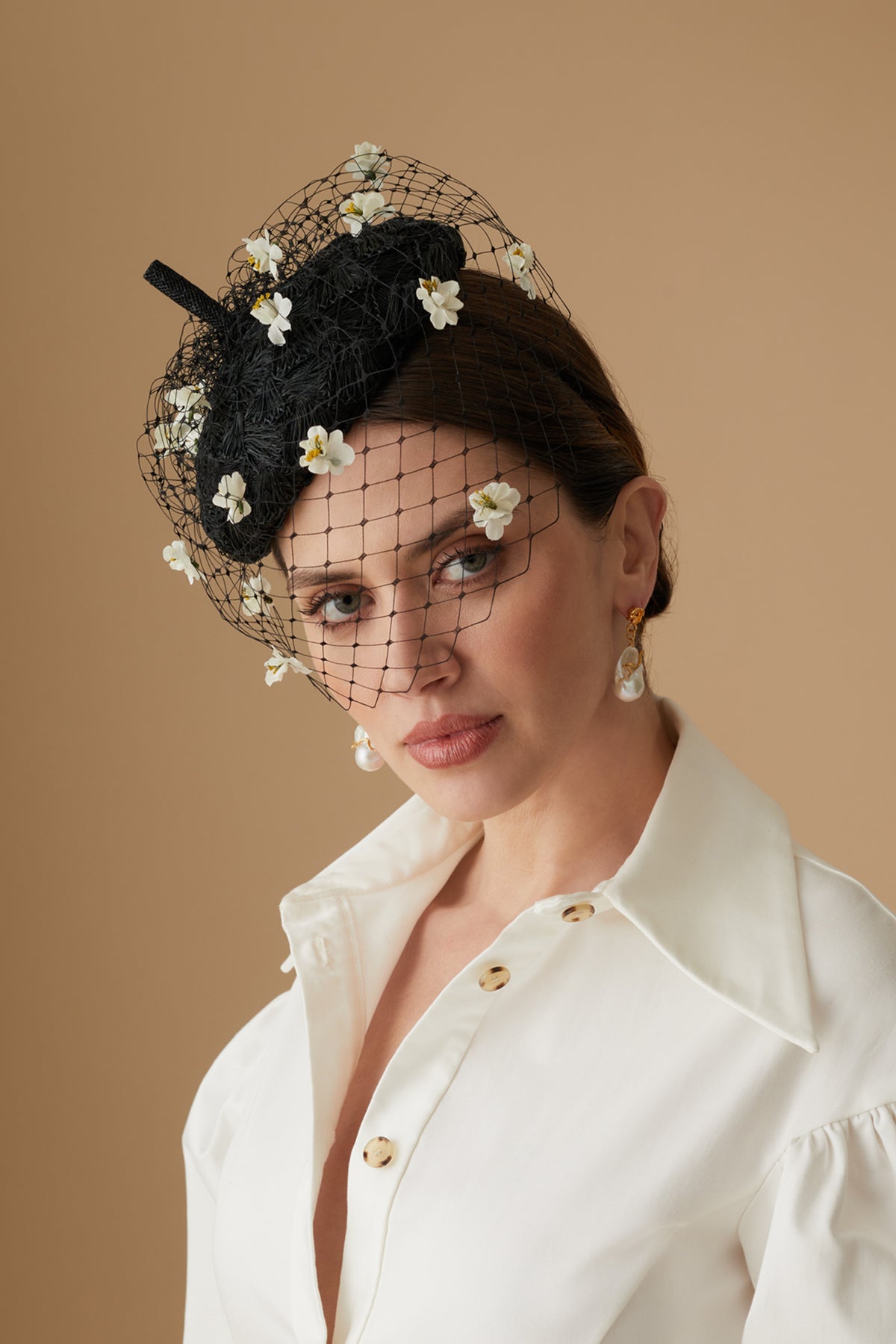 WOMEN&#39;S CHAMOMILE BLACK PARASISAL STRAW COUTURE BERET WITH VINTAGE DAISY SPECKLED VEIL - Lock & Co. Hatters London UK
            