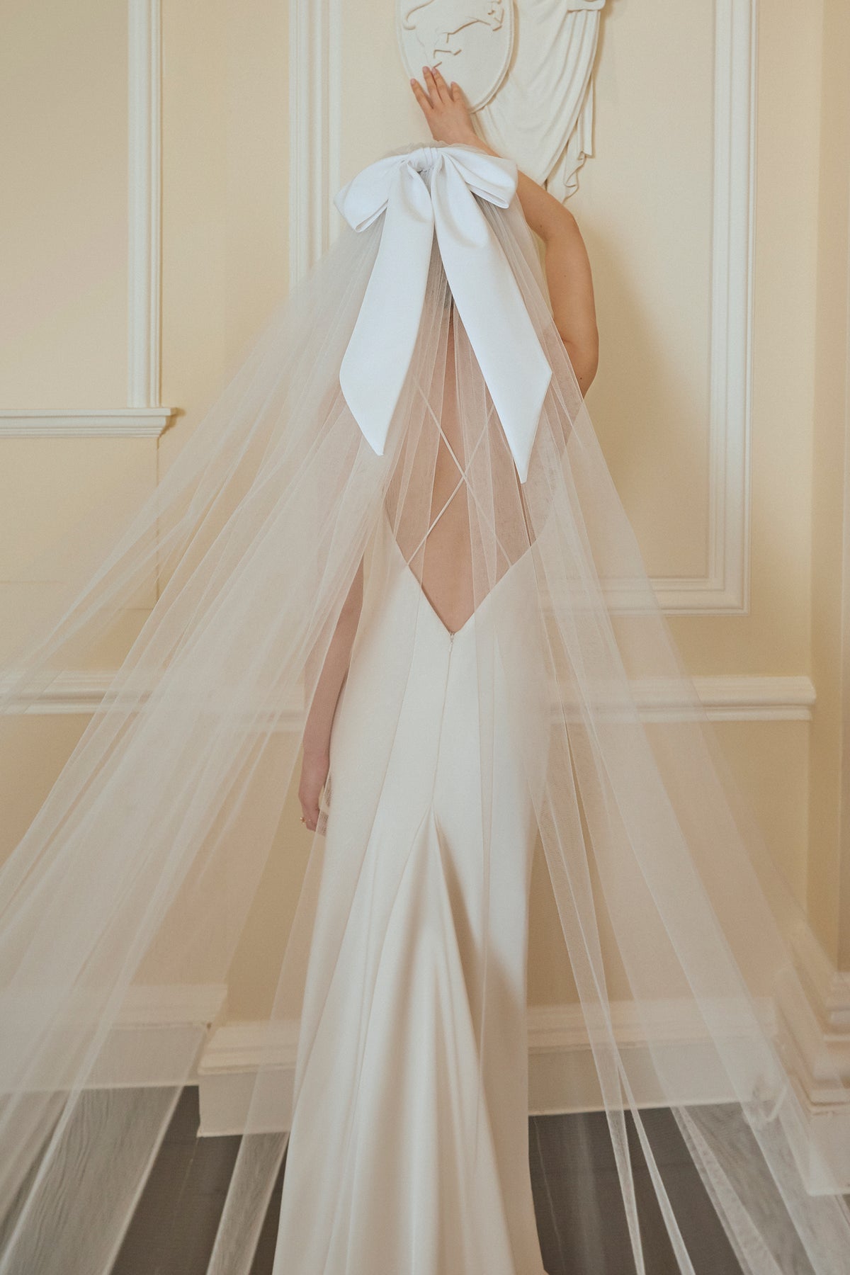 IVORY SOFT TULLE TWO-TIER CHAPEL VEIL WITH A SATIN BOW DETAIL - Lock & Co. Hatters London UK
            