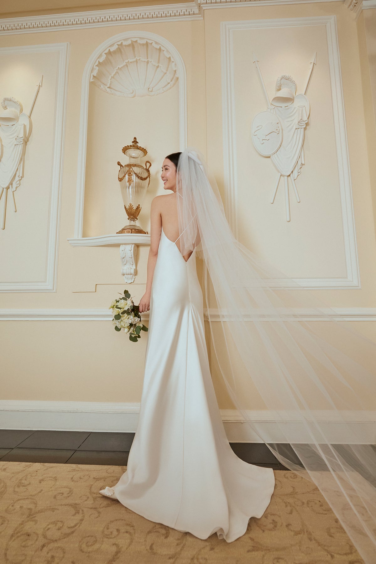 IVORY SOFT TULLE TWO-TIER CHAPEL VEIL WITH A SATIN BOW DETAIL - Lock & Co. Hatters London UK
            