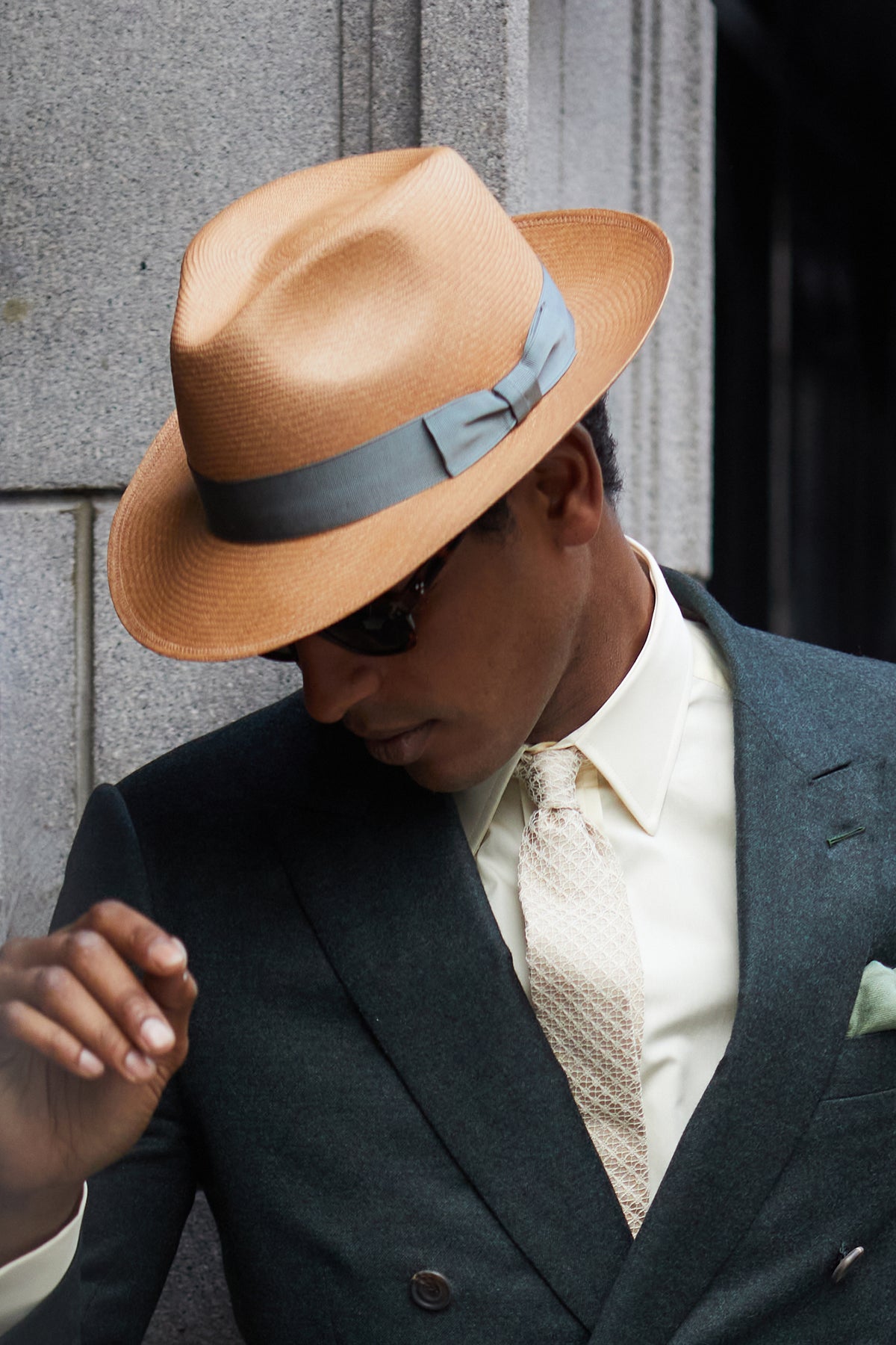 TOQUILLA PALM STRAW MOCHA PANAMA HAT WITH A METAL GROSGRAIN BAND AND BOW - Lock & Co. Hatters London UK
            