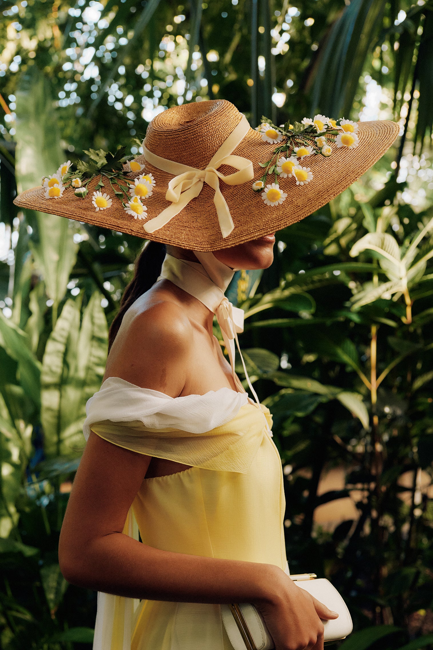 WOMEN'S TOBACCO COLOURED OVERSIZED WIDE-BRIMMED PEDAL STRAW COUTURE BOATER HAT WITH GALLOON RIBBON CHIN TIES, A VELVET RIBBON BOW, AND VINTAGE DAISY DETAILING