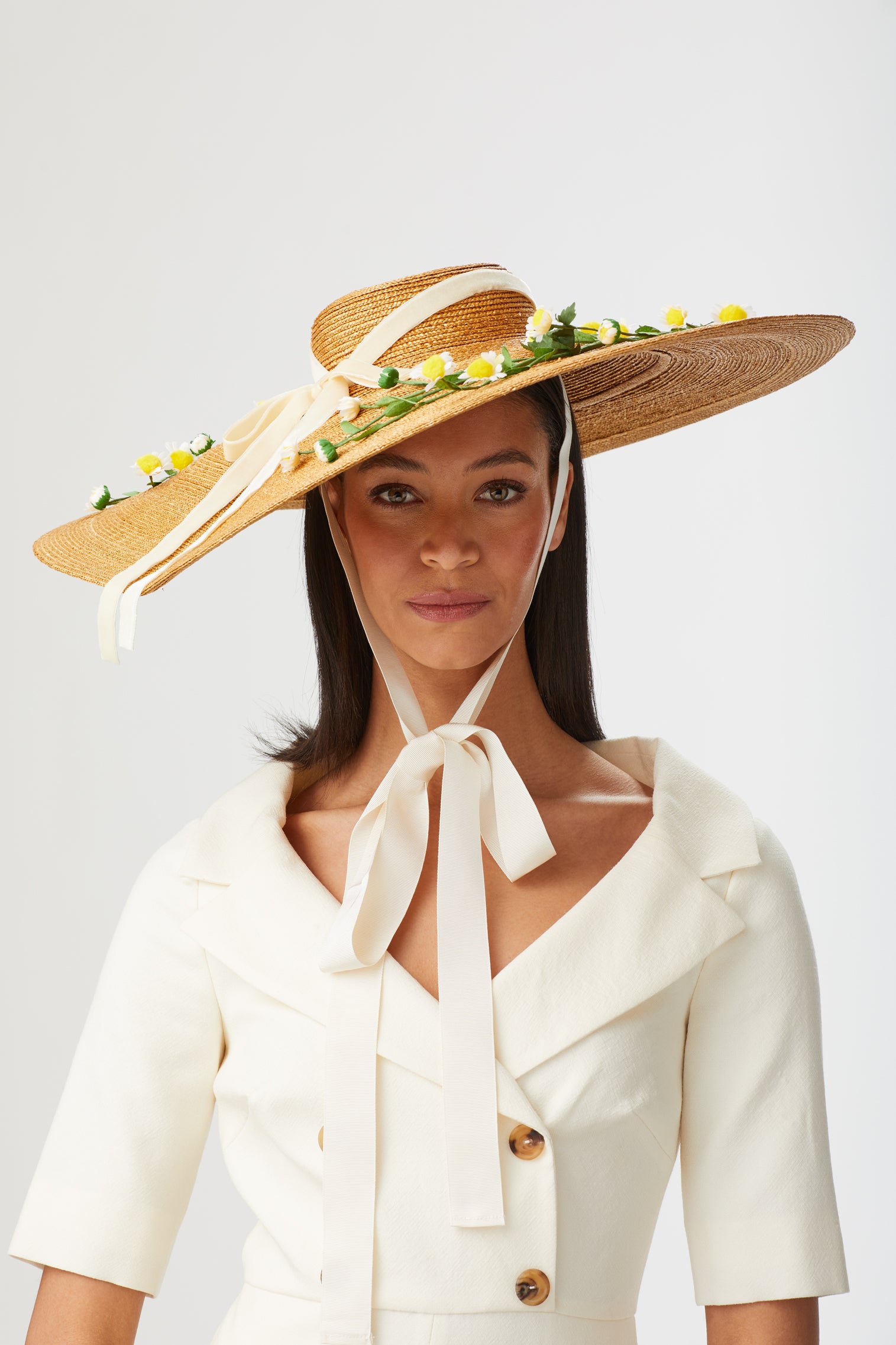 WOMEN'S TOBACCO COLOURED OVERSIZED WIDE-BRIMMED PEDAL STRAW COUTURE BOATER HAT WITH GALLOON RIBBON CHIN TIES, A VELVET RIBBON BOW, AND VINTAGE DAISY DETAILING