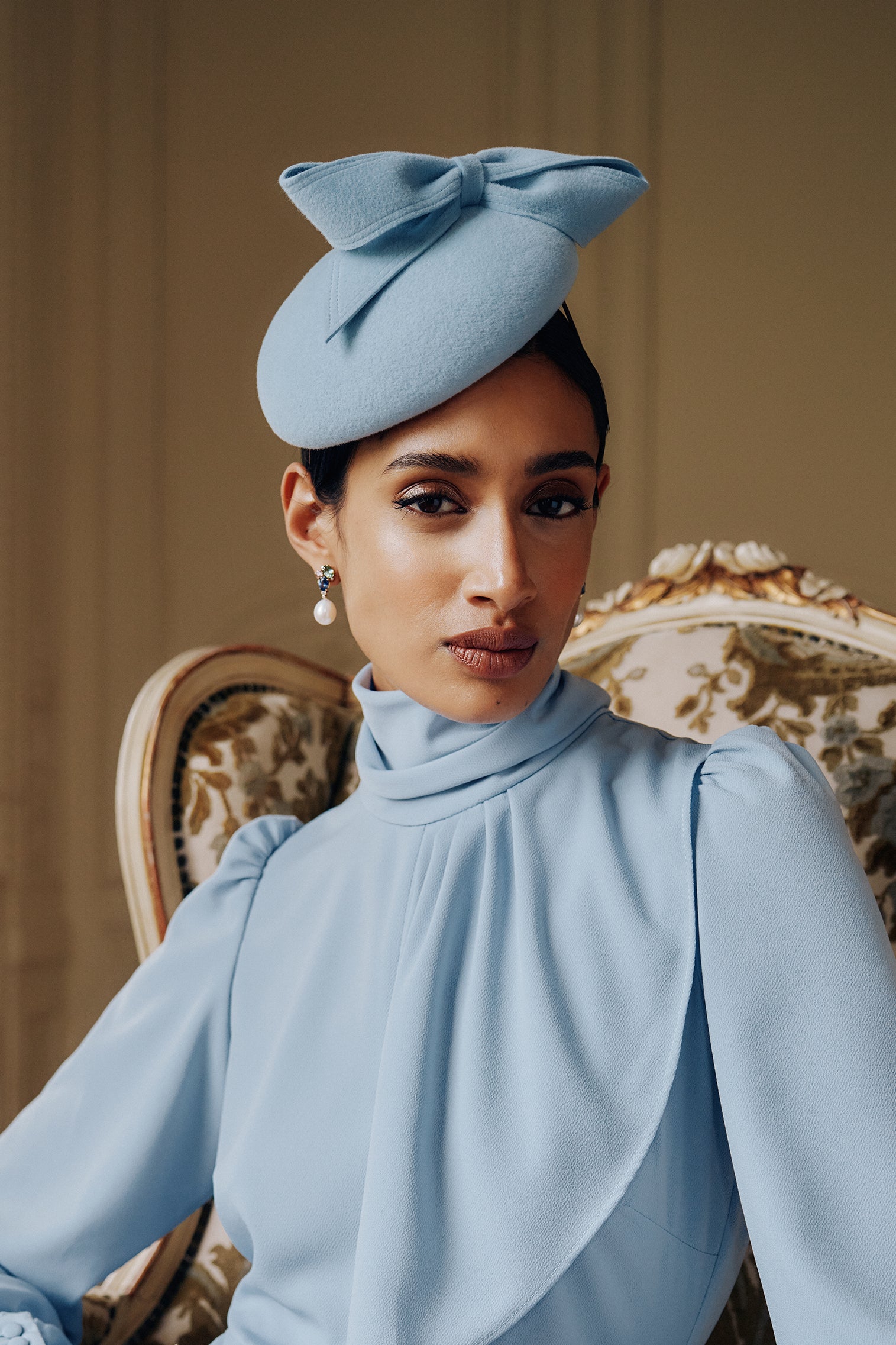 WOMEN'S LIGHT BLUE VELOUR FELT COUTURE BUTTON HAT / BERET WITH BOW DETAIL