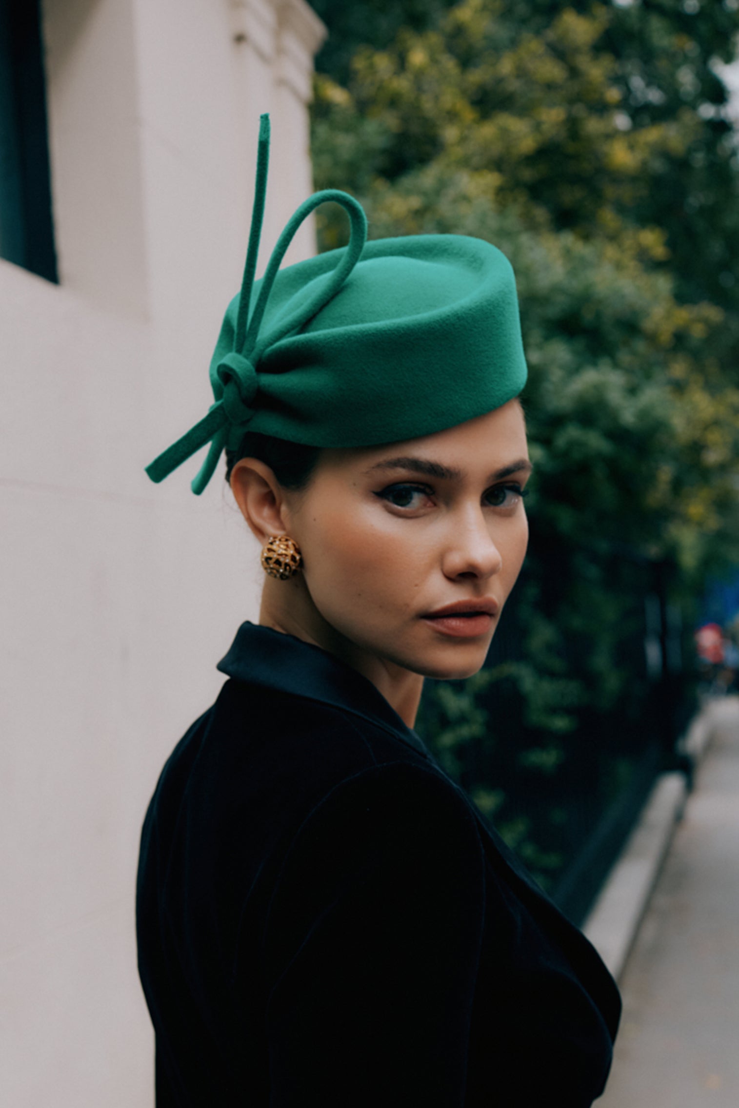 WOMEN'S GREEN VELOUR FELT COUTURE PILLBOX HAT WITH BOW DETAIL