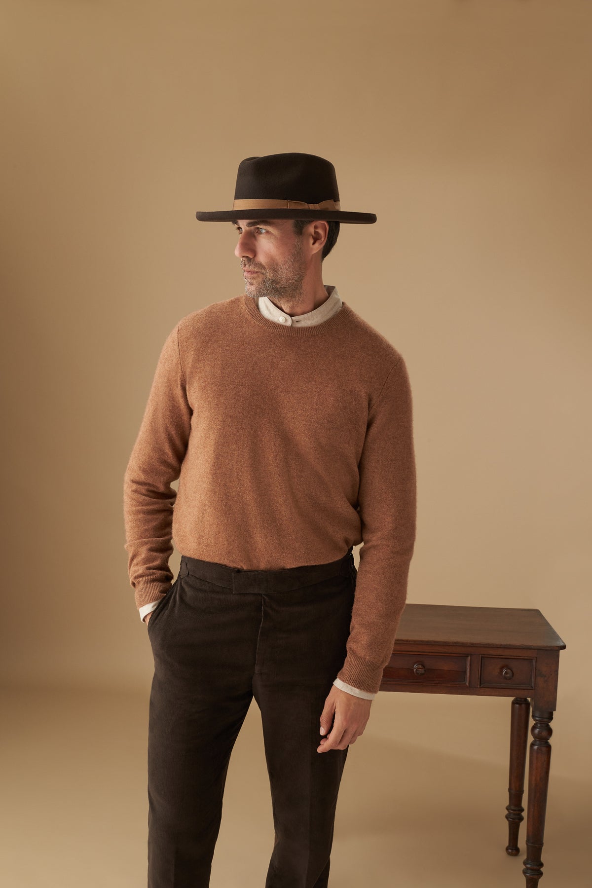 MENS DARK CHOCOLATE BROWN WOOL FEDORA HAT WITH A GROSGRAIN CARAMEL BAND AND BOW AND A PENCIL BRIM - Lock & Co. Hatters London UK
            