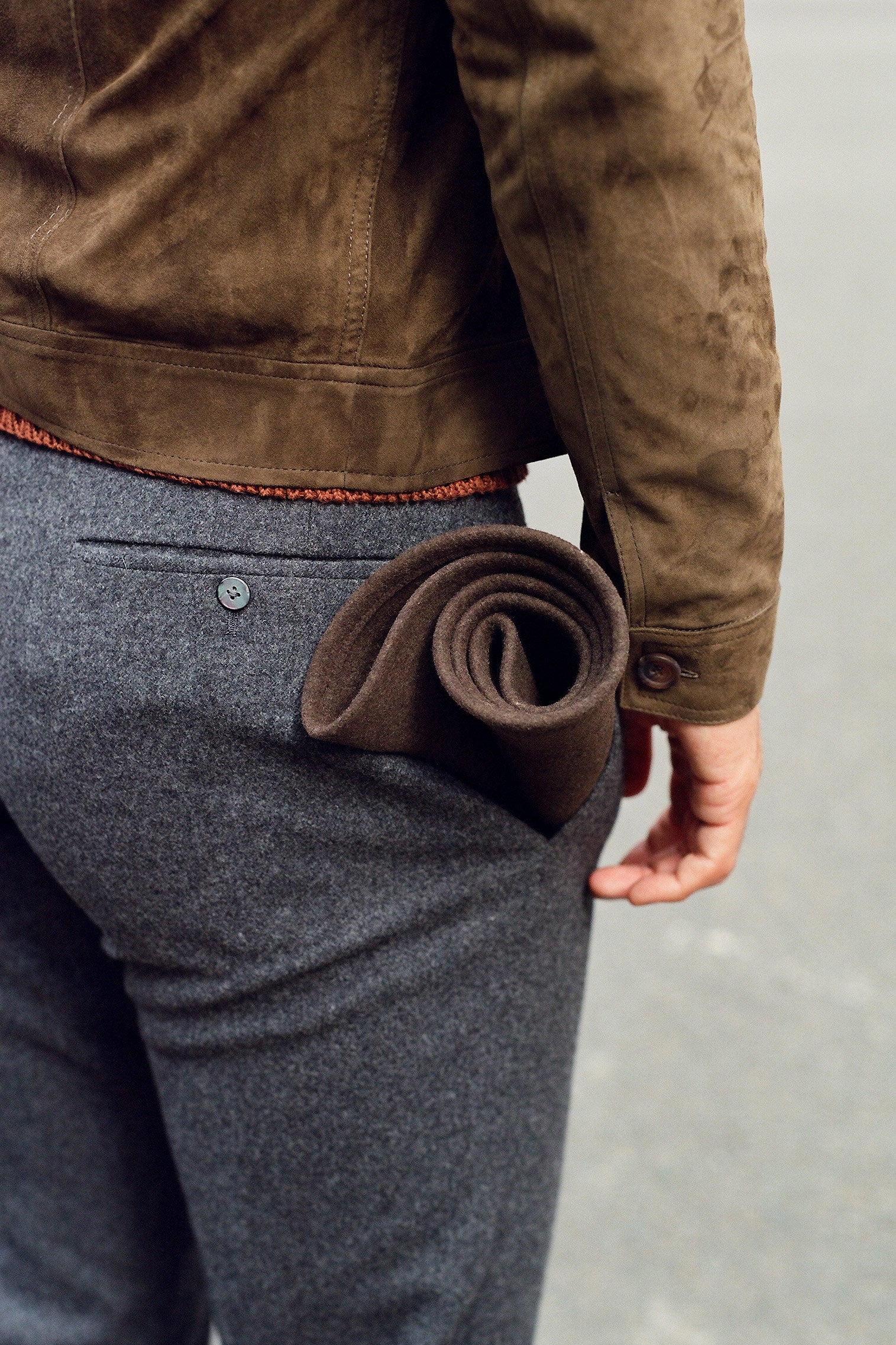 MEN'S ROLLED UP BROWN ROLLABLE WOOL FELT TRILBY HAT IN A MAN'S POCKET