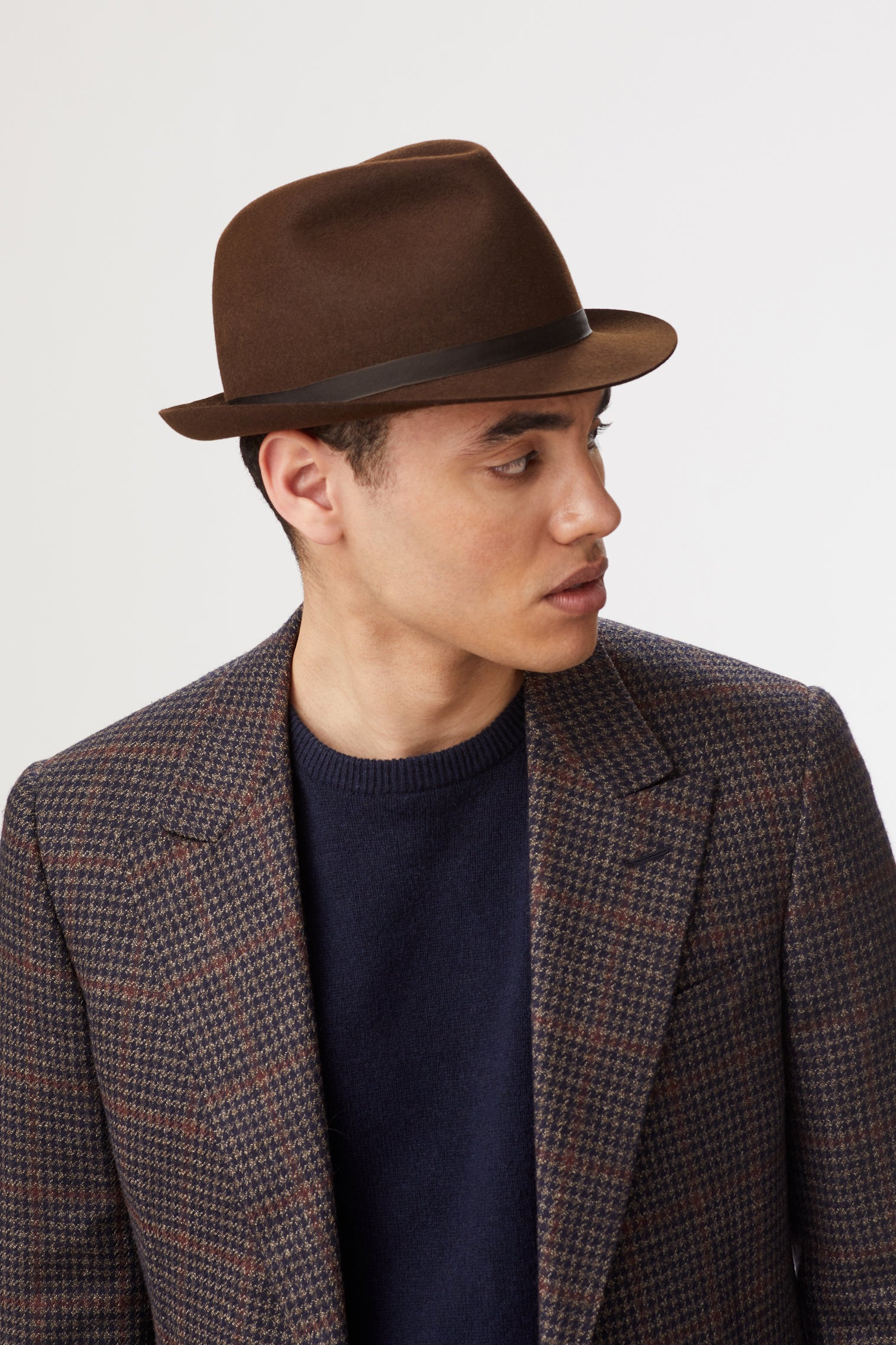 BROWN FELT SNAP-BRIM TRILBY HAT WITH NARROW BROWN GROSGRAIN BAND AND BOW