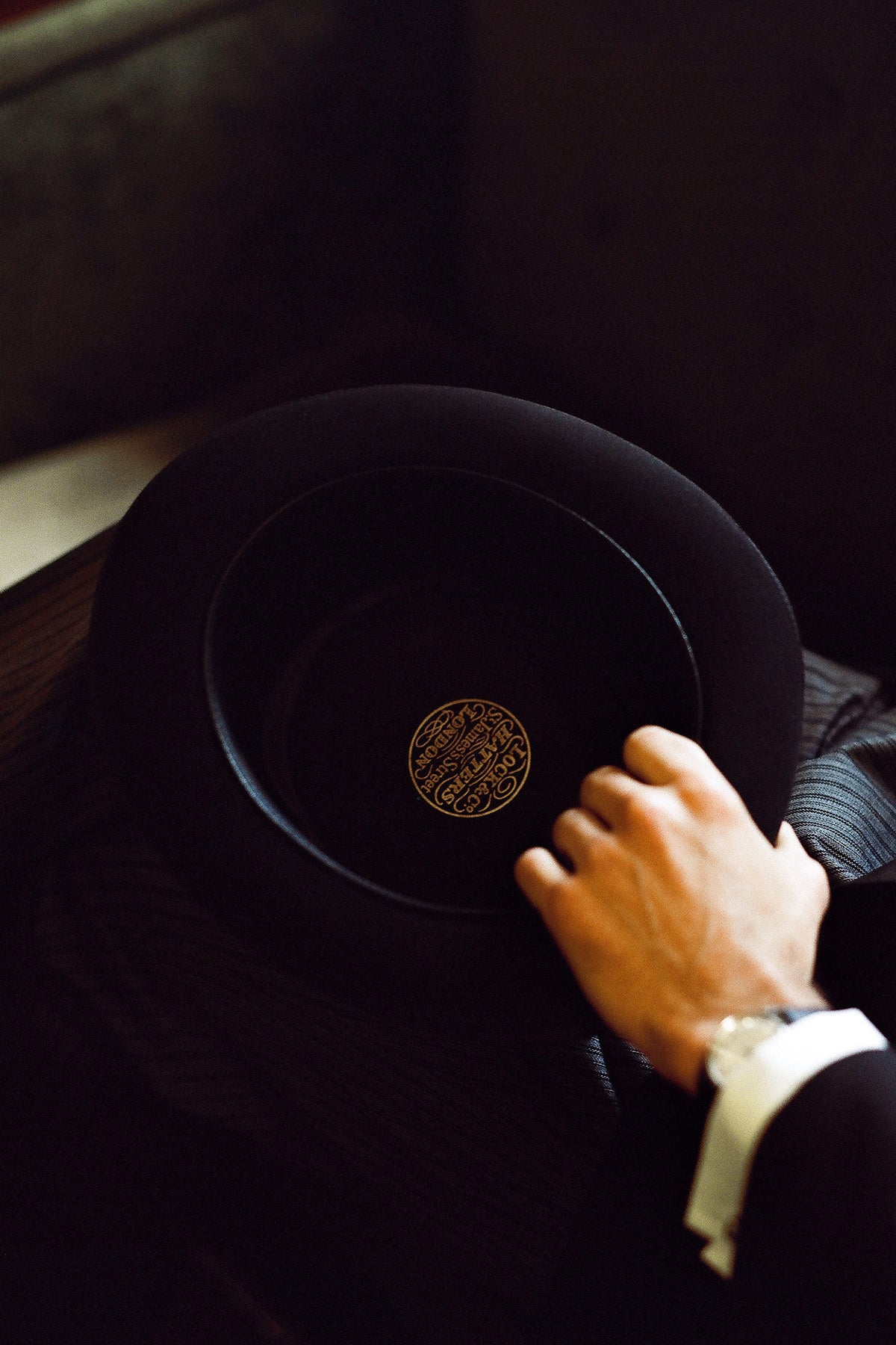 INSDIE OF BLACK ESCORIAL WOOL SQUARE-TOP BOWLER HAT FROM THE LOCK &amp; CO. HATTERS X 007 BOND COLLECTION WITH GOLDEN LOCK &amp; CO. LOGO ON BLACK LINING - Lock & Co. Hatters London UK
            