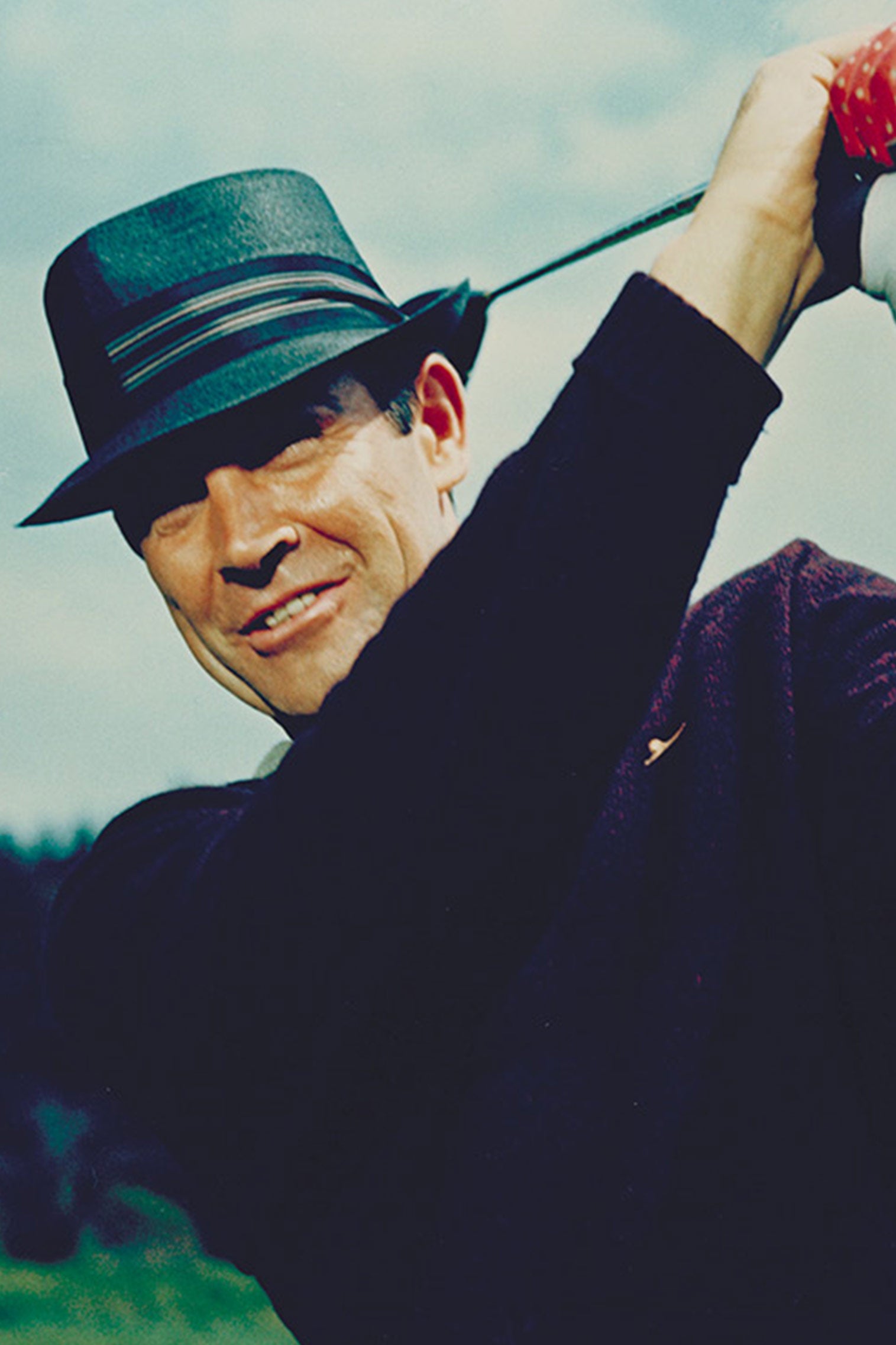 JAMES BOND PLAYING GOLF