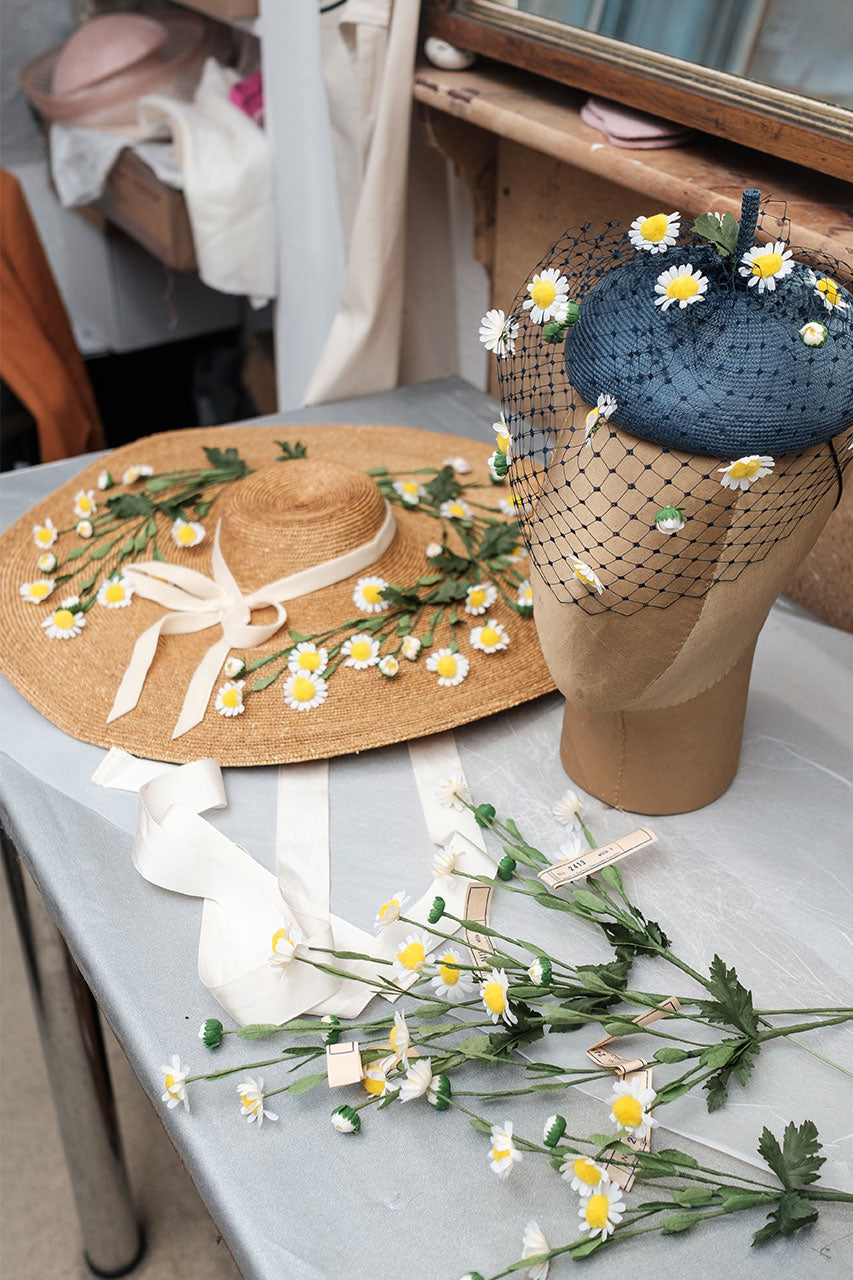 WOMEN'S TOBACCO COLOURED OVERSIZED WIDE-BRIMMED PEDAL STRAW COUTURE BOATER HAT WITH GALLOON RIBBON CHIN TIES, A VELVET RIBBON BOW, AND VINTAGE DAISY DETAILING